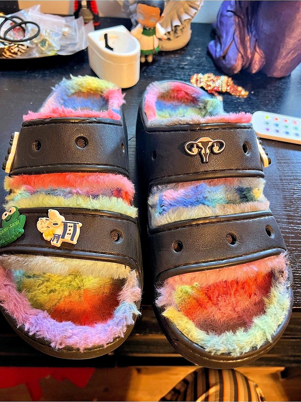 Crocs Classic Cozzzy Spray Dye Sandal Fuzzy Lined Black & Multicolor